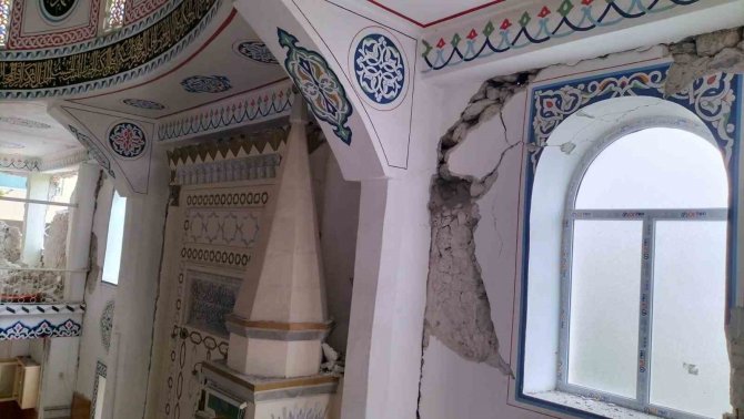 Depremde Hasar Gören Hacılar Merkez Camii, Cemaatini Çadır Mescitlerde Ağırlayacak