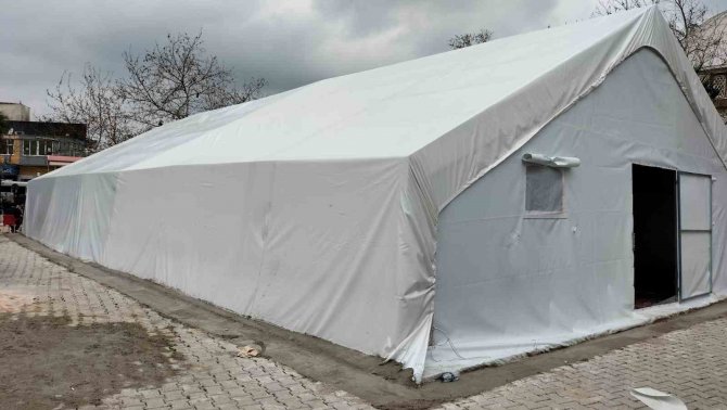 Depremde Hasar Gören Hacılar Merkez Camii, Cemaatini Çadır Mescitlerde Ağırlayacak