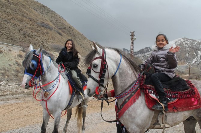 Depremzede İkizler Bayburt’ta Atları Dörtnala Sürdüler
