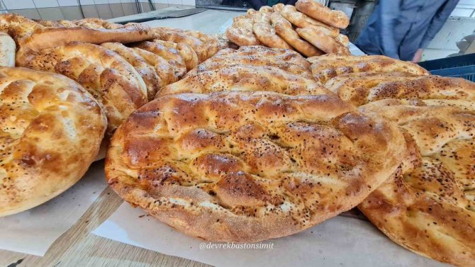 Devrek’te Ramazan Pidesi Vatandaşların Tüketimine Sunulmaya Başlandı