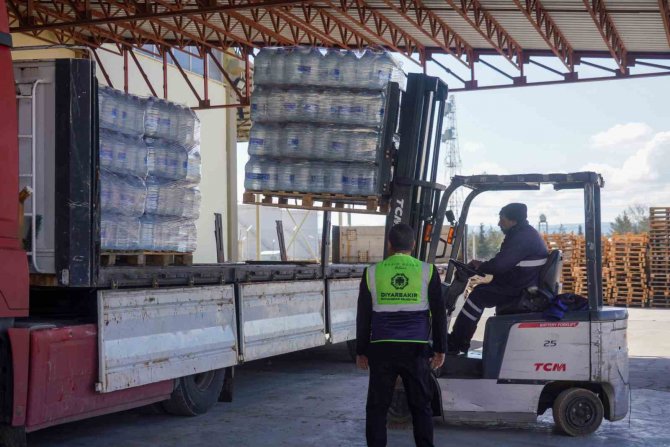 Diyarbakır’dan Şanlıurfa’ya 5 Tır İçme Suyu Desteği