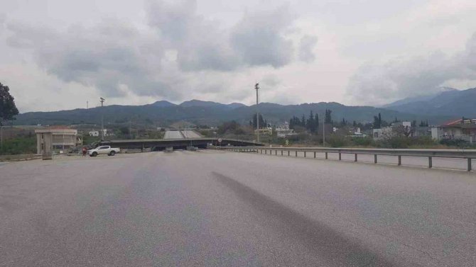 Depremde Zarar Gören Otoyol Gişelerinin Beton Blokları Kontrollü Yıkıldı