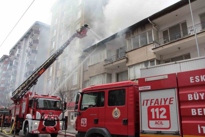 Eskişehir’de 2 Katlı Binada Çıkan Yangın Paniğe Neden Oldu