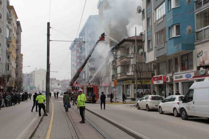 Eskişehir’de 2 Katlı Binada Çıkan Yangın Paniğe Neden Oldu