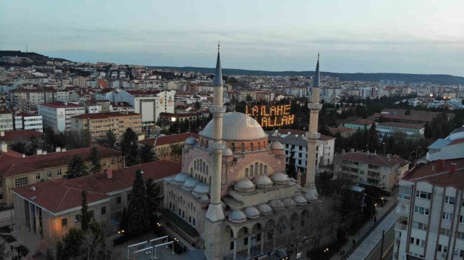Kelime-i Tevhid’i İlmek İlmek 50 Metre Yükseğe Yazdılar