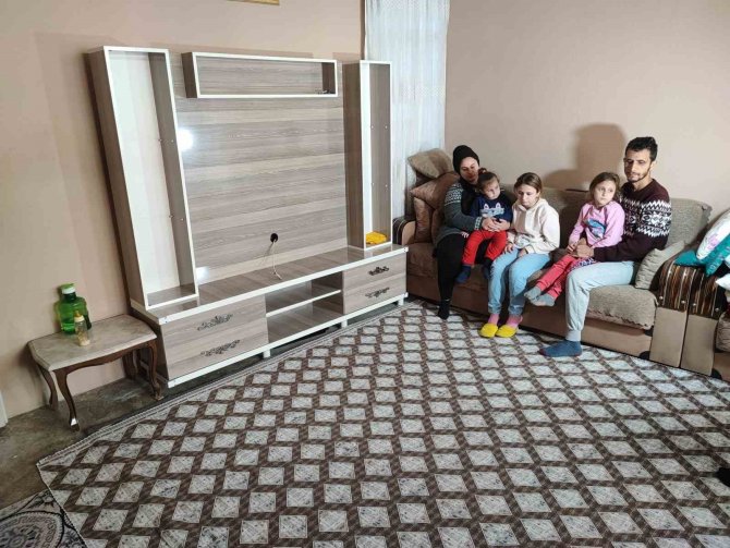 Ailesi Evden Çıkartıldığı İçin Okula Gidemeyen Kız Çocuğu Gözyaşlarına Boğuldu