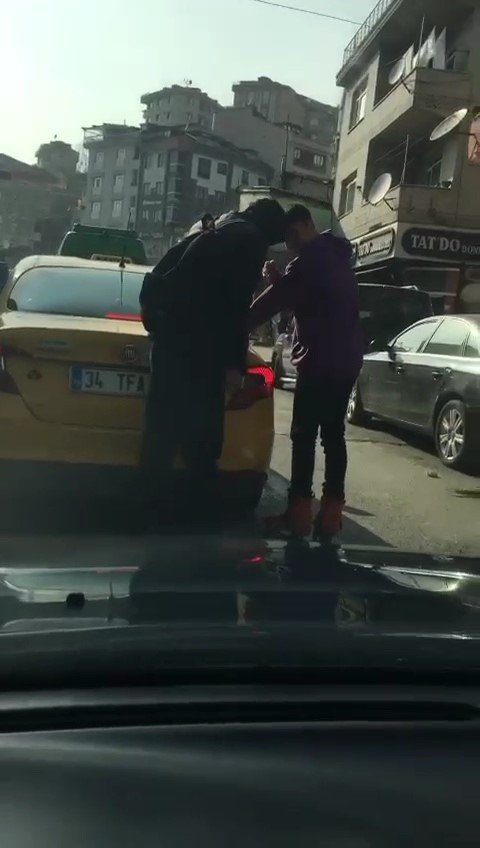Taksiye Tutunan Patenli 2 Gencin Tehlikeli Yolculuğu Kamerada