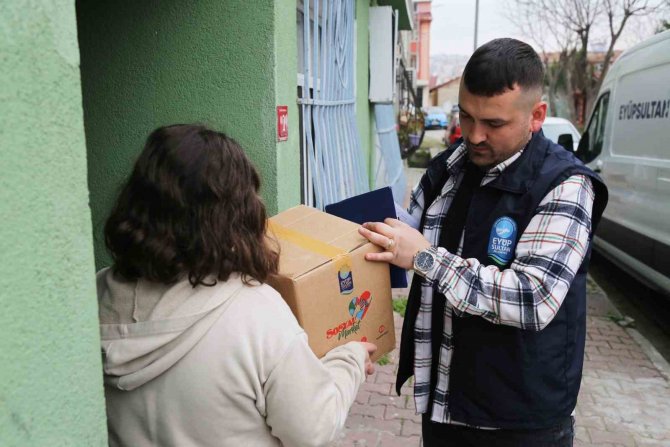 Eyüpsultan’da Vatandaşlara Ramazan Kolisi Yardımı