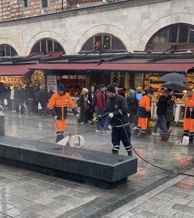 Eminönü Meydanı Ramazan Arifesinde Sıcak Su Ve Köpükle Yıkandı