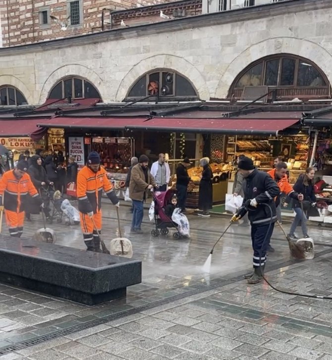 Eminönü Meydanı Ramazan Arifesinde Sıcak Su Ve Köpükle Yıkandı