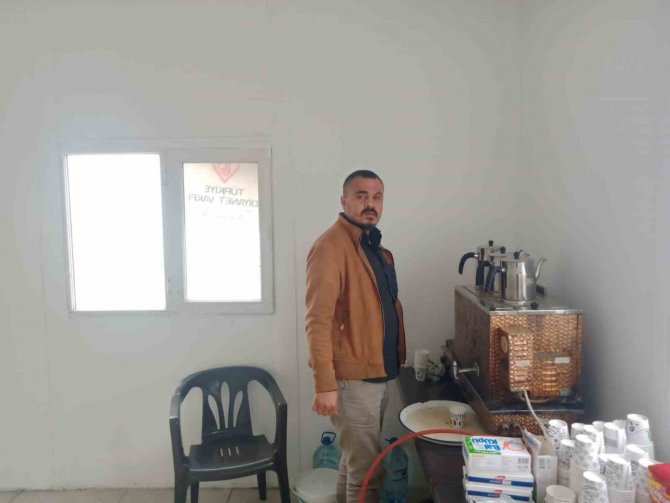 Ramazanda Depremzedelerin Çayları Sarıgöllü Çaycıdan