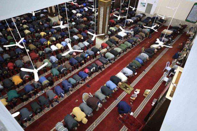 Gazze’de İlk Teravih Namazı Kılındı