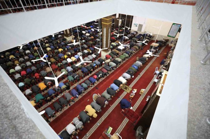 Gazze’de İlk Teravih Namazı Kılındı