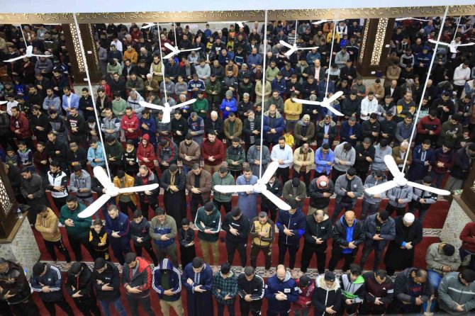 Gazze’de İlk Teravih Namazı Kılındı