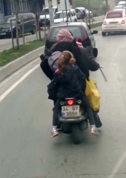 Gaziosmanpaşa’da Motosiklet Üstünde Tehlikeli Yolculuk Kamerada