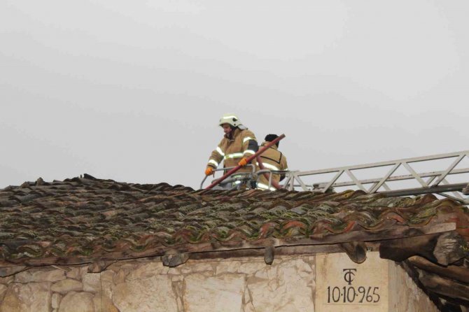 Gündüz Defnedildi, Akşam Evi Yandı
