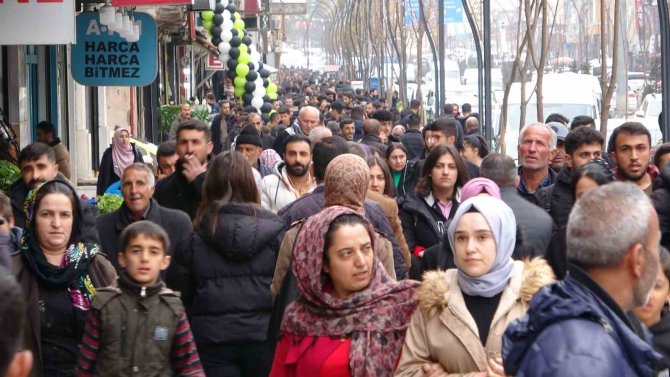 Yüksekova’da Ramazan Yoğunluğu Başladı