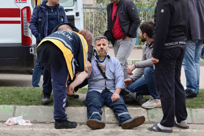 Refüjü Aşıp Karşı Şeride Geçen Pikap Kamyonet İle Çarpıştı: 1’i Ağır 4 Yaralı