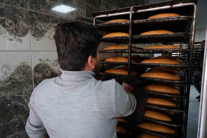 Depremzede Fırıncı, Günde 6 Bin 500 Ekmeği Ücretsiz Dağıtıyor