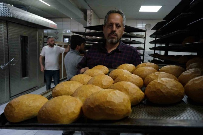Depremzede Fırıncı, Günde 6 Bin 500 Ekmeği Ücretsiz Dağıtıyor