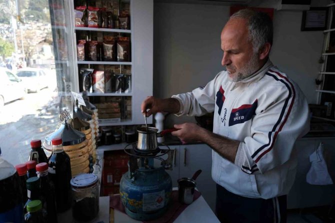 Hatay’da Bir Esnaf, Yıkılan Binaların Arasında Umut Dağıtıyor