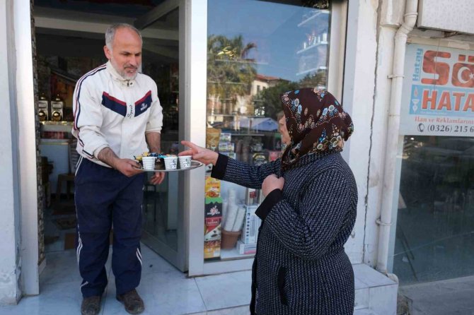 Hatay’da Bir Esnaf, Yıkılan Binaların Arasında Umut Dağıtıyor