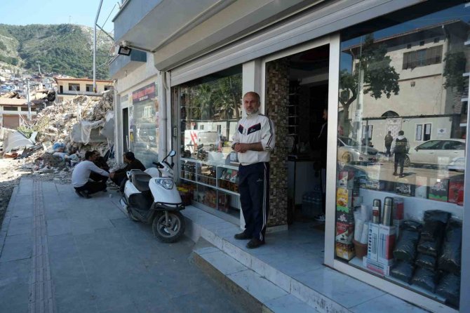 Hatay’da Bir Esnaf, Yıkılan Binaların Arasında Umut Dağıtıyor