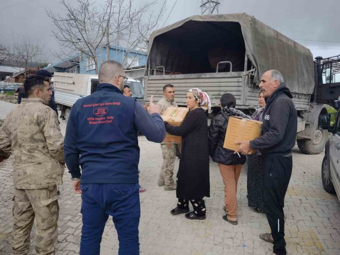 Hatay’da Jandarma Depremzedelere Yardım Kolisi Dağıttı