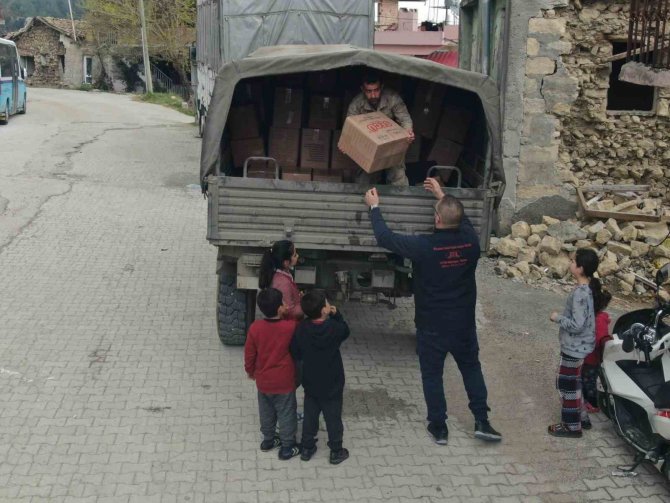 Hatay’da Jandarma Depremzedelere Yardım Kolisi Dağıttı