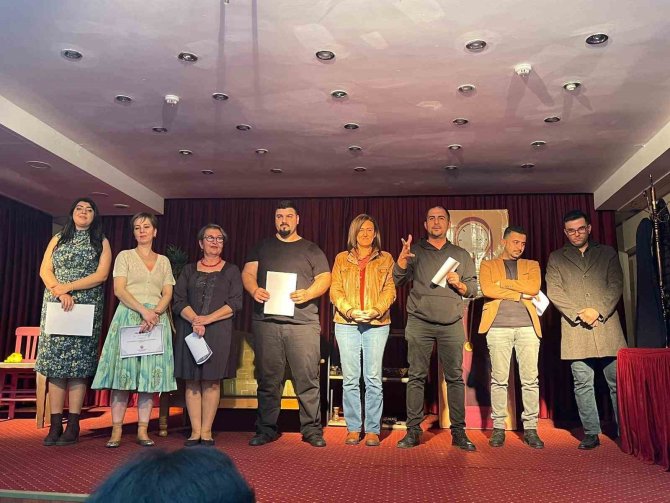 Söke’de Tiyatro Oyunu Sahnelendi