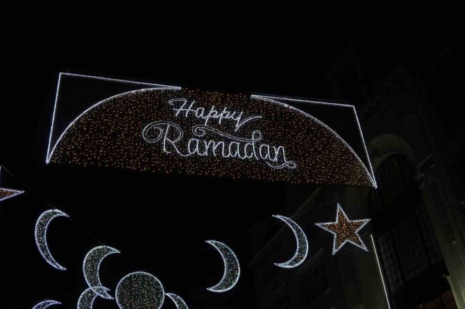 Londra’da Ramazan Işıkları Caddeyi Aydınlattı