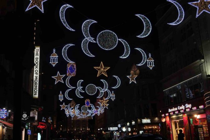 Londra’da Ramazan Işıkları Caddeyi Aydınlattı