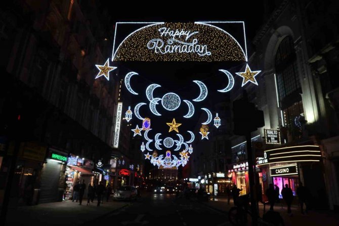 Londra’da Ramazan Işıkları Caddeyi Aydınlattı
