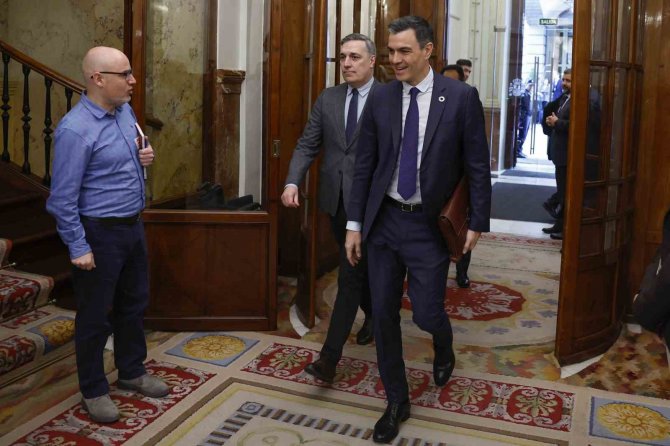 İ̇spanya’da Hükümet İçin Sunulan Gensoru Önergesi Reddedildi