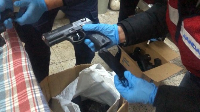 İ̇zmir’de Jandarmadan Silah Deposuna Baskın
