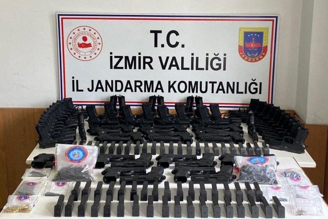İ̇zmir’de Jandarmadan Silah Deposuna Baskın