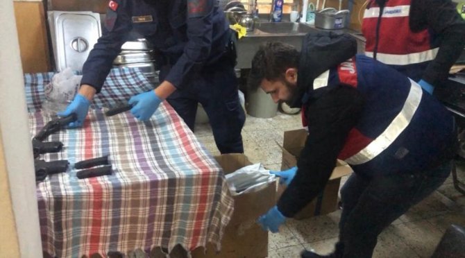 İ̇zmir’de Jandarmadan Silah Deposuna Baskın