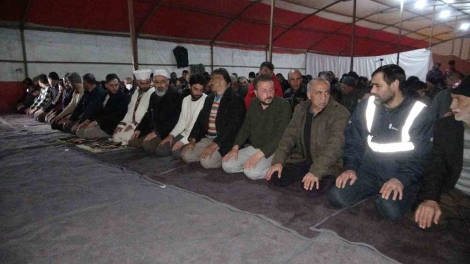 Malatya’da İlk Teravih Namazı Çadırda Kılındı