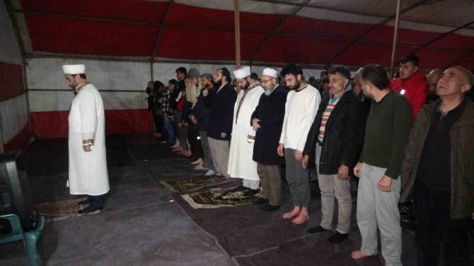 Malatya’da İlk Teravih Namazı Çadırda Kılındı