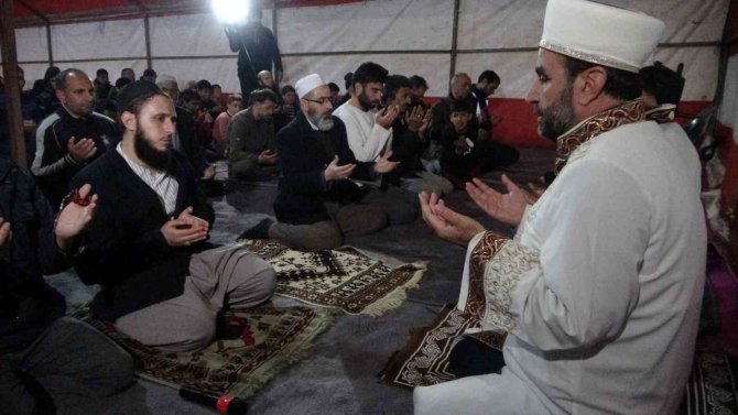 Malatya’da İlk Teravih Namazı Çadırda Kılındı