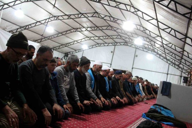 Deprem Bölgesi Hatay’da İlk Teravih Namazı Kılındı