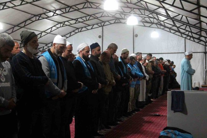Deprem Bölgesi Hatay’da İlk Teravih Namazı Kılındı