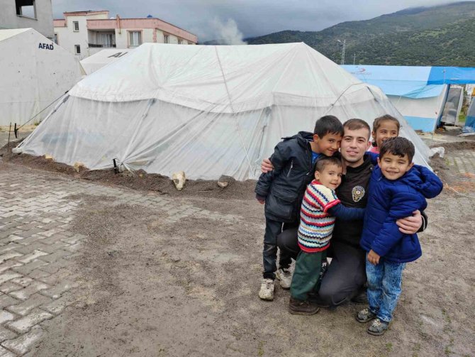 Polis Ekipleri Çadır Çadır Gezip Ramazan Kumanyası Dağıttı