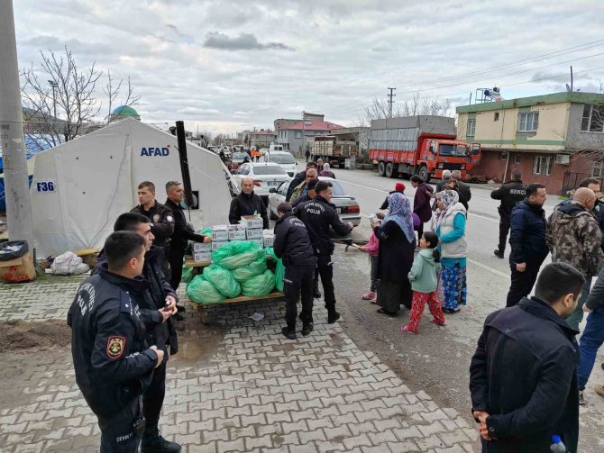 Polis Ekipleri Çadır Çadır Gezip Ramazan Kumanyası Dağıttı