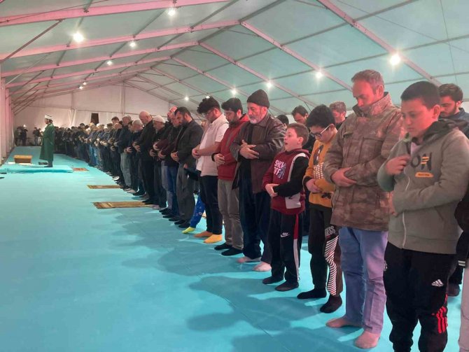Kahramanmaraş’ta İlk Teravih Namazı Çadırda Kılındı
