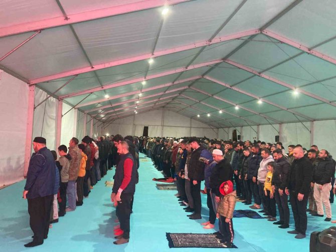 Kahramanmaraş’ta İlk Teravih Namazı Çadırda Kılındı