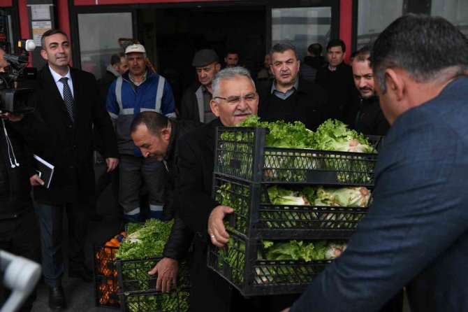 Başkan Büyükkılıç 2 Kamyon Yardım Tırını Adıyaman’a Uğurladı