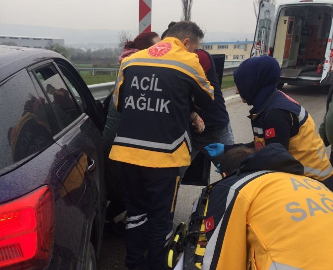 Otomobil Bariyerlere Çarptı: 2 Yaralı