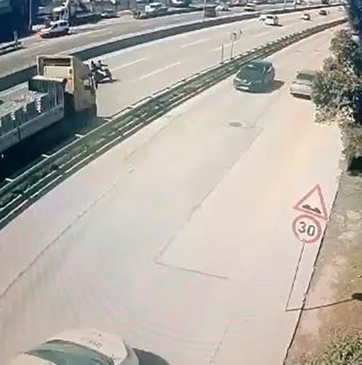 Motosikletin Tırın Altına Girmesi Kamerada