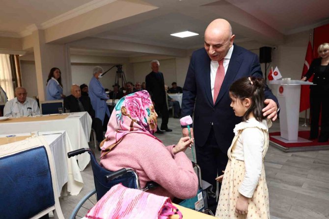 Yaşlılar Haftası’nda Gönül Köşkü’ne Miniklerden Sürpriz